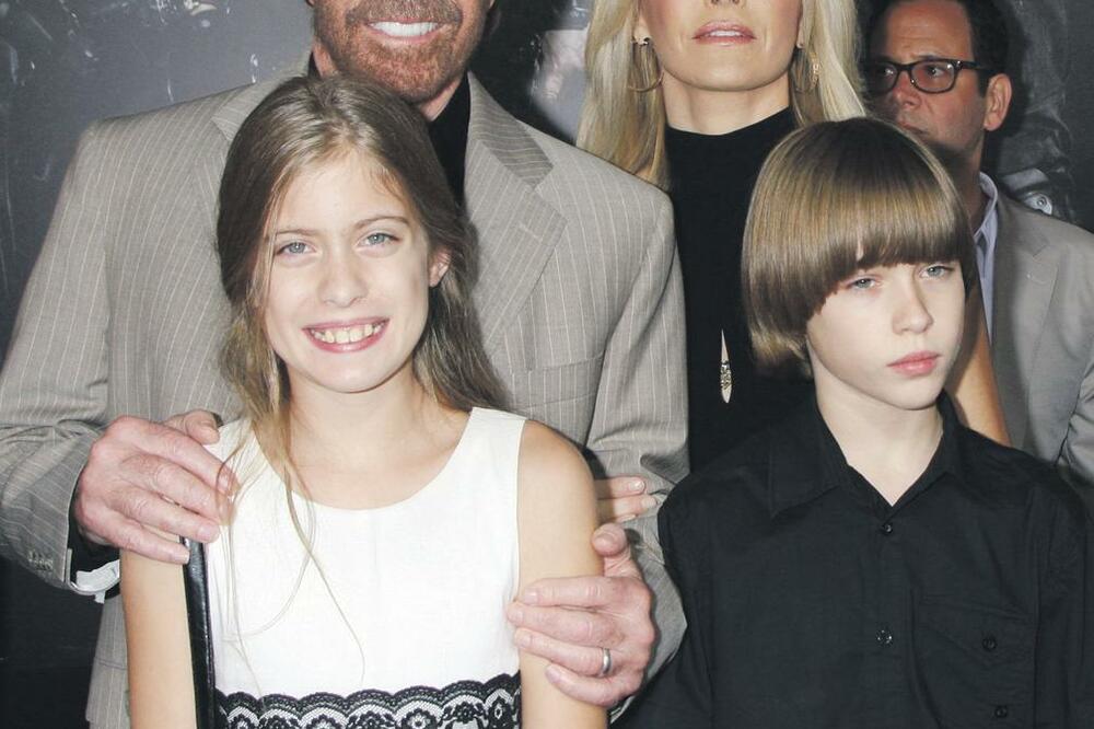 Čak Noris (novine), Foto: Shuterstock