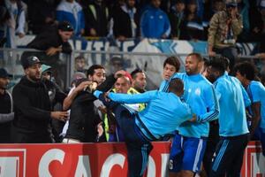 Težak incident: Patris Evra udario navijača prije meča