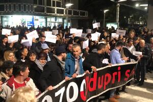 Građanski protest u Podgorici: Koverte ispred tužilaštva i...