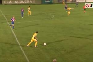 Unbelievable decision: The referee played the end as the ball entered the goal