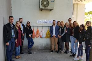 Podgorica: Članovi gradskog odbora PzP postavili "kuke dobrote"