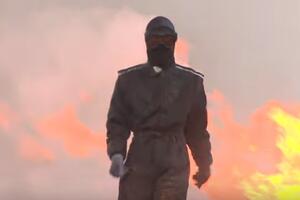 Pogledajte: Ruskinja nonšalantno hoda kroz plamen i eksplozije