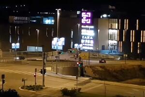 Divljanje automobilima ispred šoping centra u Splitu: Opasna...