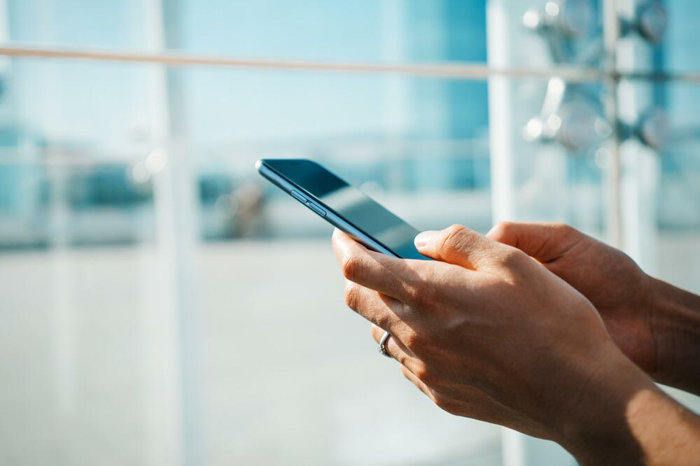 SMS, mobilni telefon, Foto: Shutterstock