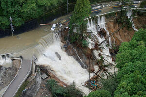 Tajfun Lan uzrokovao klizišta i poplave u Japanu, tri osobe...