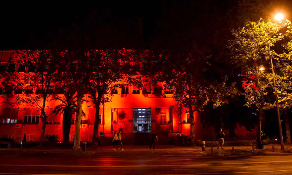 Skupština Crne Gore u crvenom