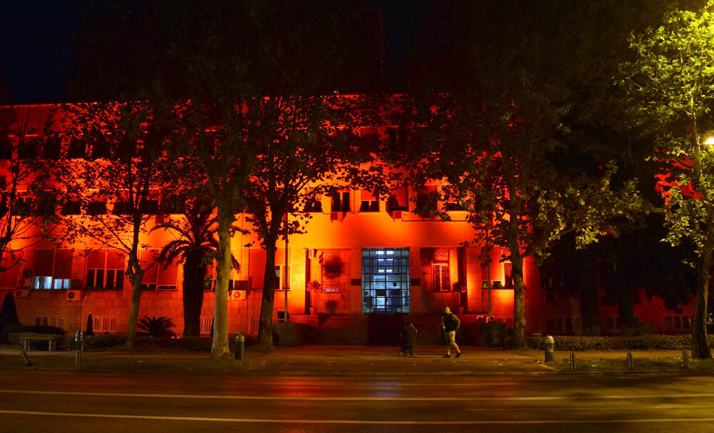 Skupština Crne Gore u crvenom