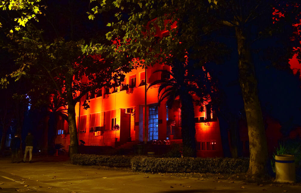 Skupština Crne Gore u crvenom