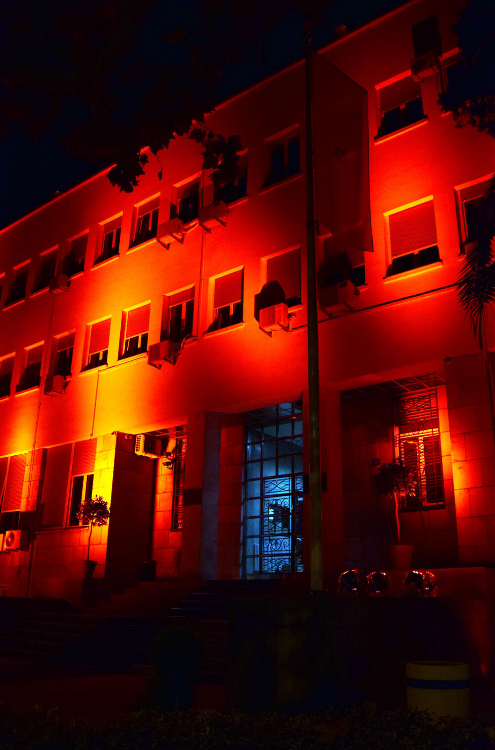 Skupština Crne Gore u crvenom