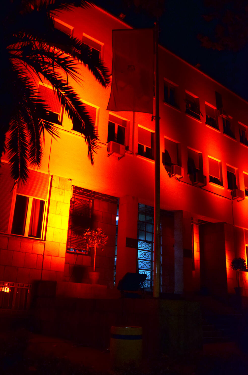 Skupština Crne Gore u crvenom