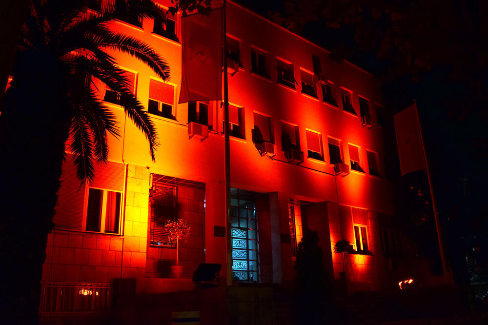 Skupština Crne Gore u crvenom