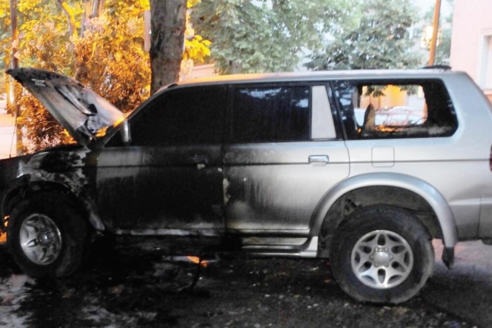 zapaljeno auto (novina)