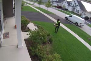 Momak se malo opustio: Sigurno ne želite ovakvog dostavljača paketa