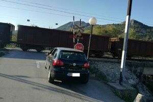 Rampa u Virpazaru podignuta dok voz prolazi