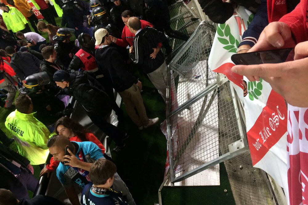 Amien, rušenje ograde na stadionu, Foto: Reuters
