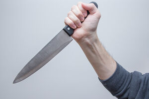 Podgoričanin životno ugrožen: Sugrađanka probala da ga ubije nožem...