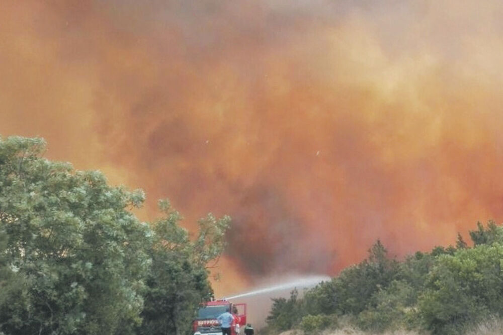 Tivat, gašenje požara, Foto: Slavica Kosić