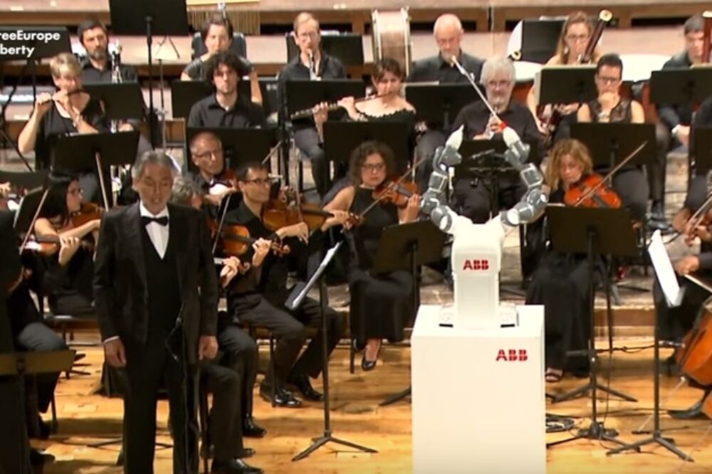Andrea Boćeli, robot, Foto: Screenshot (YouTube)