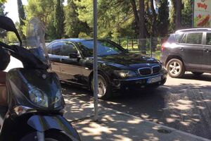 Službeno vozilo nepropisno parkirano u centru Podgorice