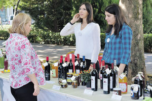 Manifestacija "Probaj domaće" u Njegoševoj ulici: Domaća hrana za...