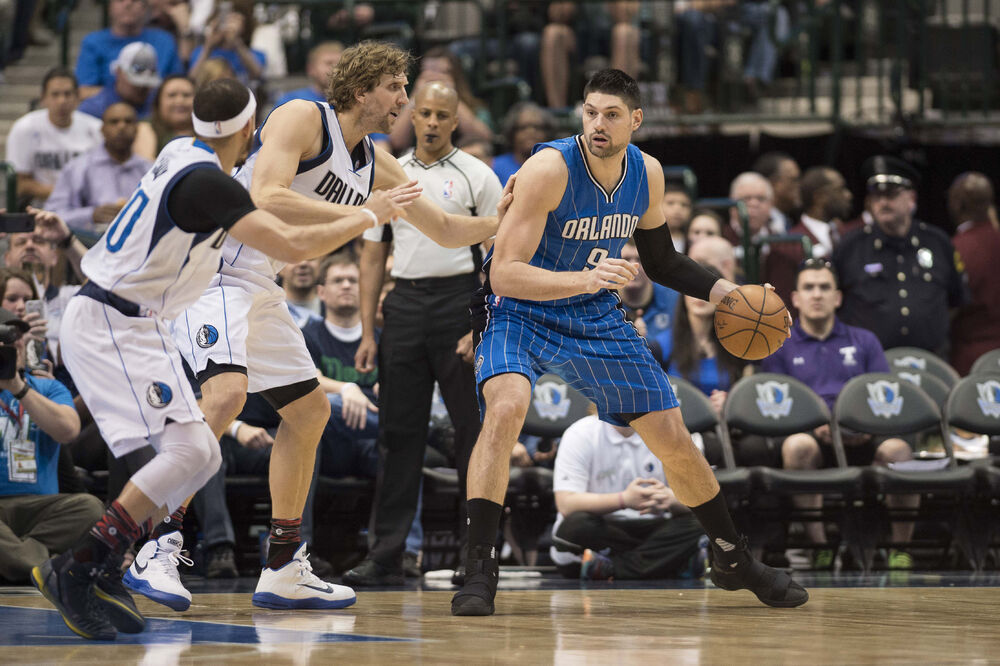 Vučević u duelu sa Novickim, Foto: Jerome Miron