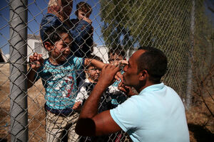 Dirljiv susret na žičanoj ogradi: Amar vidio djecu i ženu nakon...
