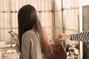 Budva: Glumila da je došla u šoping, pa iz tašni uzimala novčanike