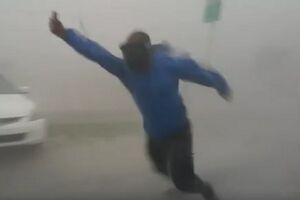 Pokazao na sebi kako "nosi" uragan Irma