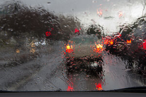 Oprezno vozite, putevi mokri i klizavi