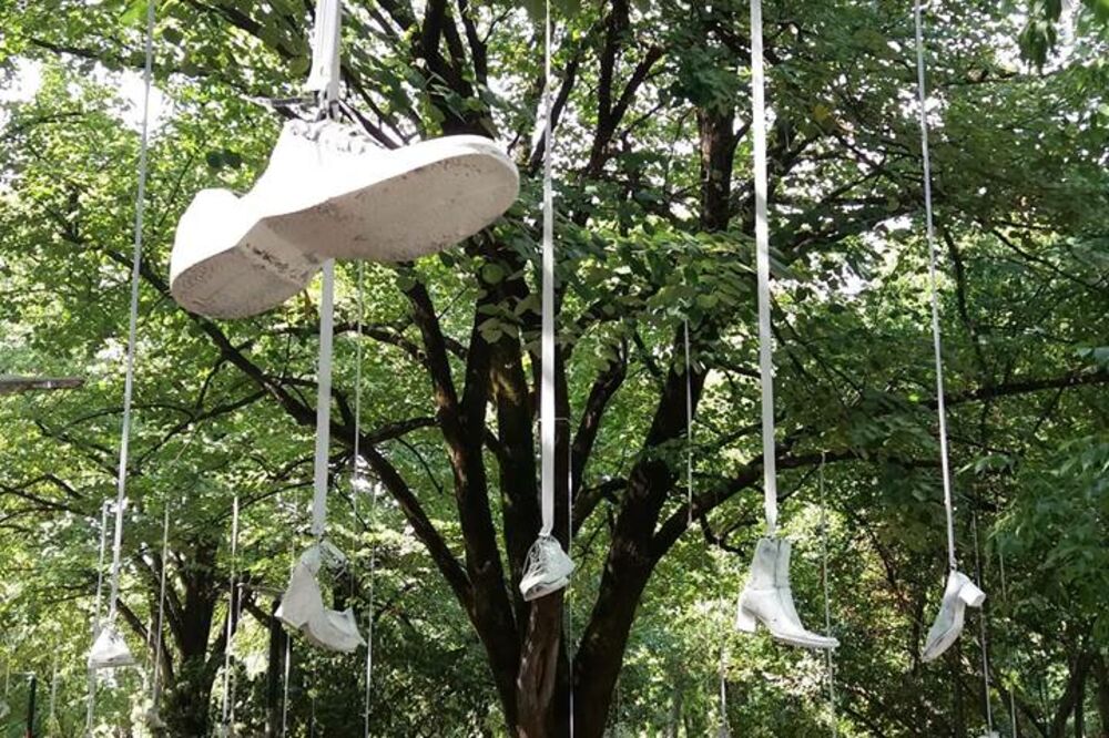 cipele, Njegošev park, Foto: Ivana Novaković Leković