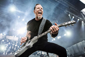Pjevač benda "Metallica" pao na bini u Amsterdamu