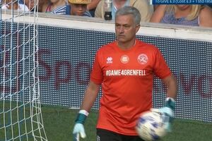 Evo kako se  Murinjo snalazi kao golman: Pao i žuti karton!