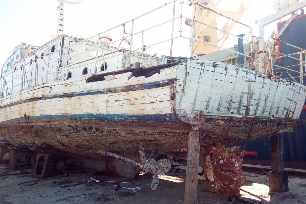 Uništeni brod na suvom, Foto: Siniša Luković