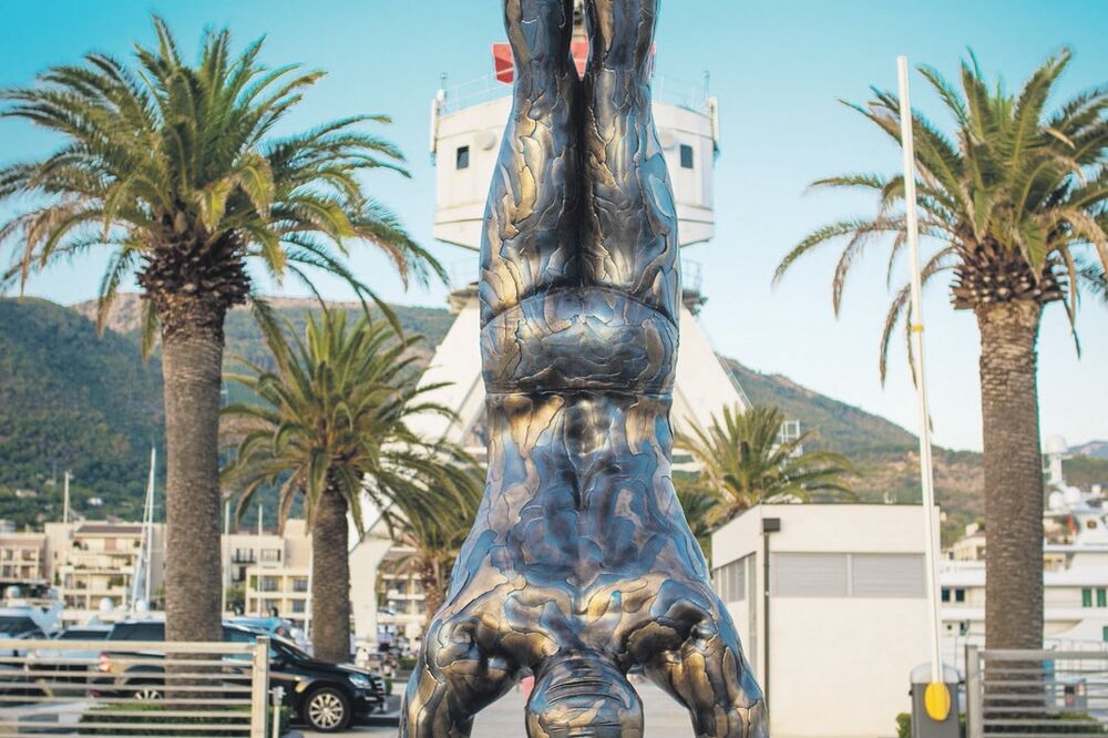Skulptura Ronilac Karol Feuerman u Tivtu (novina)
