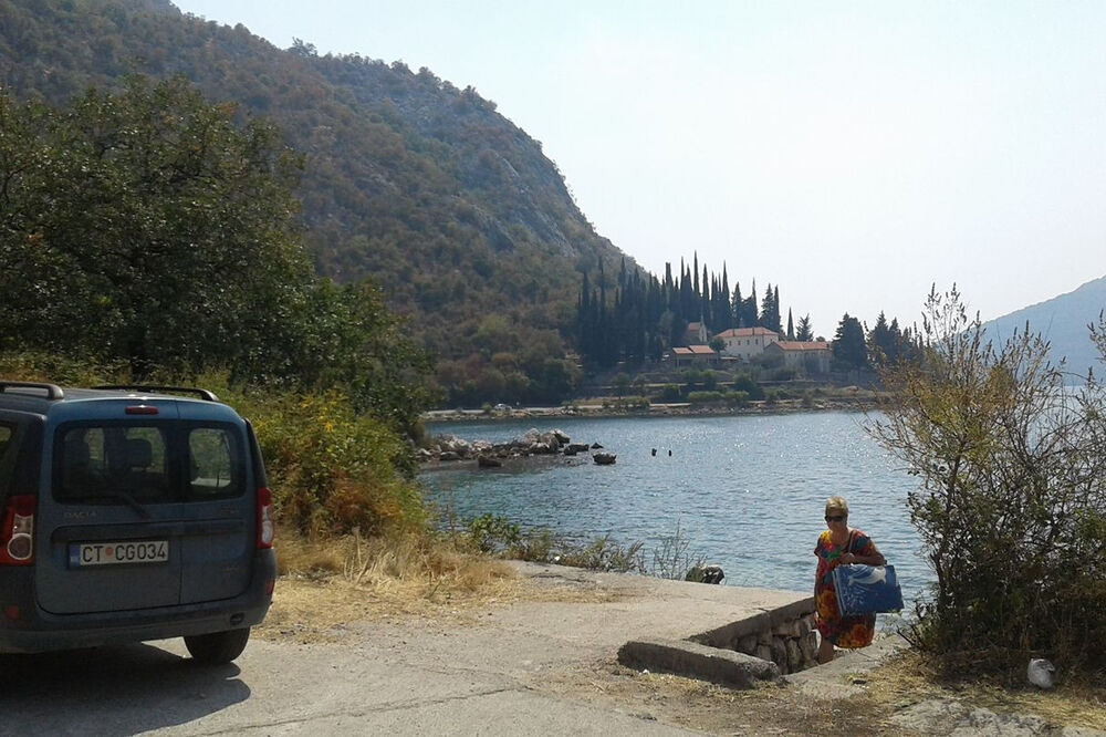 službeno vozilo, službeni auto, Cetinje, Risan, Foto: Čitalac "Vijesti"