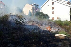 Vatrogasci od požara štite kuće u Kučima, intervenisali i na Gorici