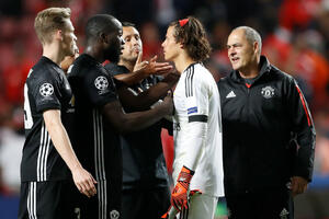 Ovo se zove sport: Igrači Junajteda tješili mladog golmana koji im...