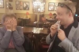 Pogledajte kako baba reaguje na trik sa kartama