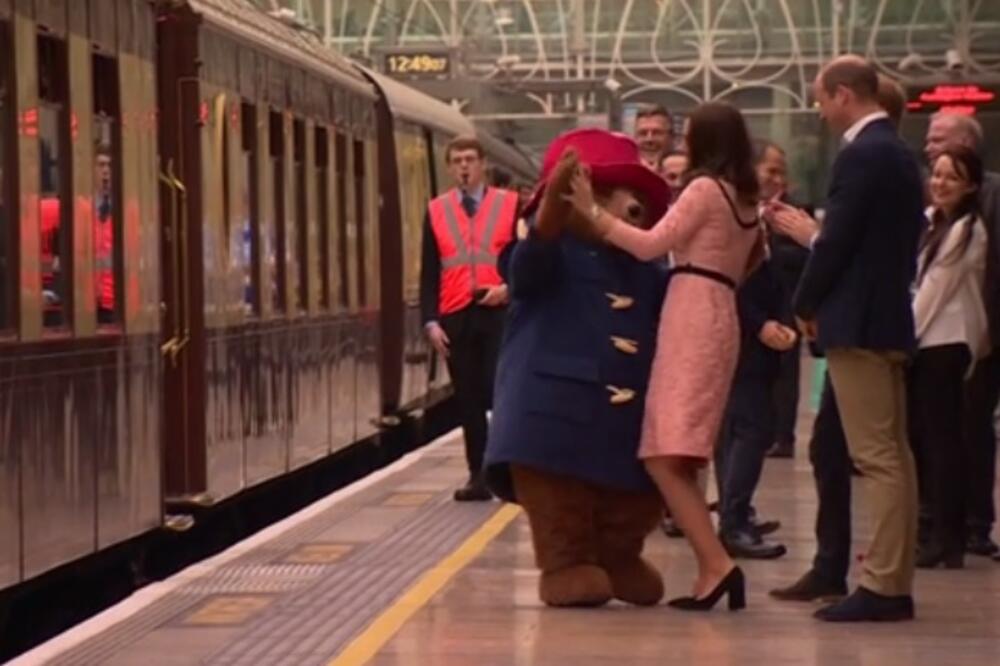 vojvotkinja, medvjed, ples, Foto: Screenshot (AP)