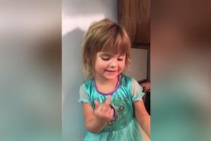 Baba ostala u čudu: Djevojčica pokazuje srednji prst umjesto znaka...