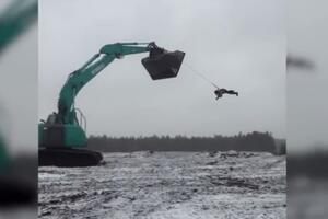 Zakačili ga za kopač, a proveo se kao na vrtešci