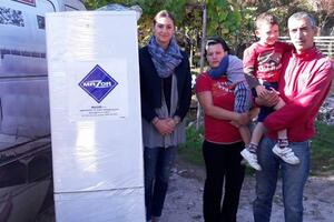 Frižider i paket hrane za porodicu Radulović