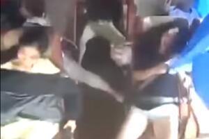 Pogledajte prevrtanje autobusa u Kini, i reakciju vozača i putnika