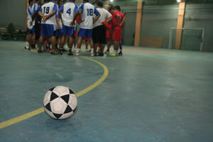 Državni službenici i NVO aktivisti igraju fudbal zajedno sa Romima