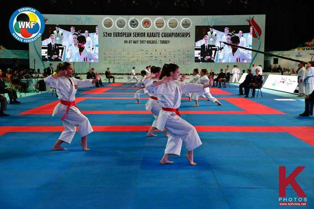 Kata tim žene, Foto: Privatni album