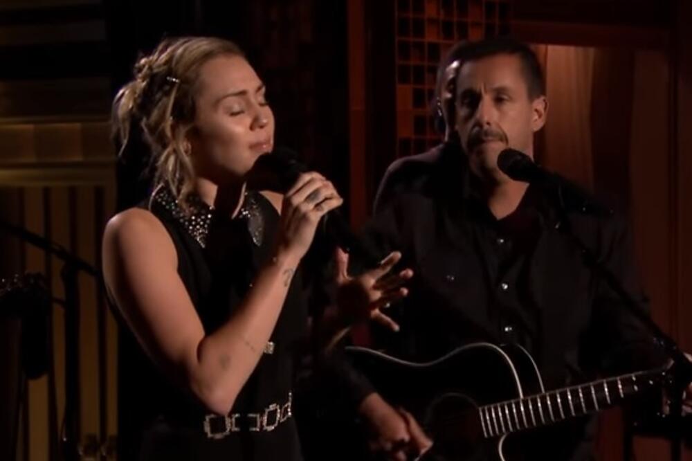 Adam Sendler, Majli Sajrus, Foto: Screenshot (YouTube)