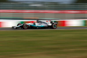 Hamilton slavio u Japanu, Fetel vozio tri kruga