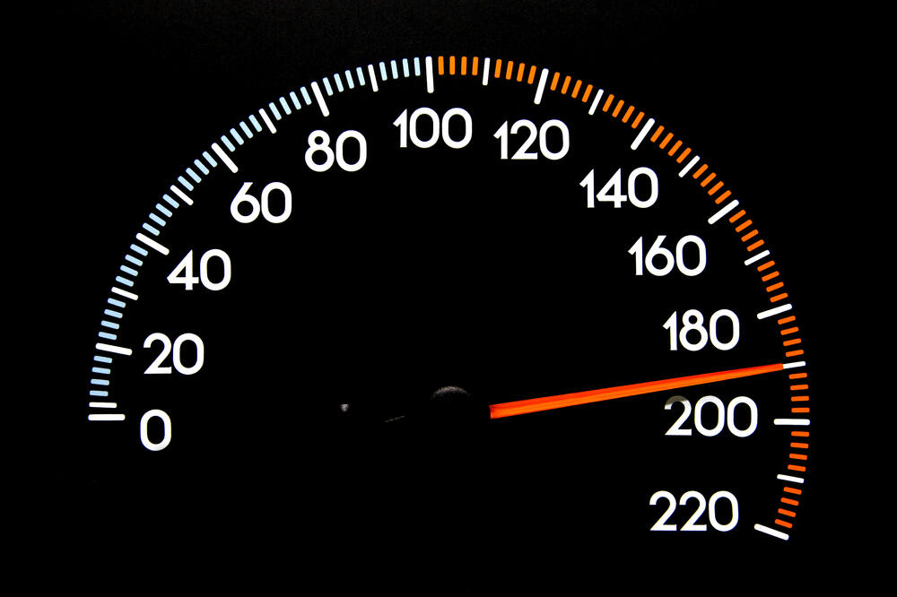 Brzinometar, 190 km/h, Foto: Shutterstock