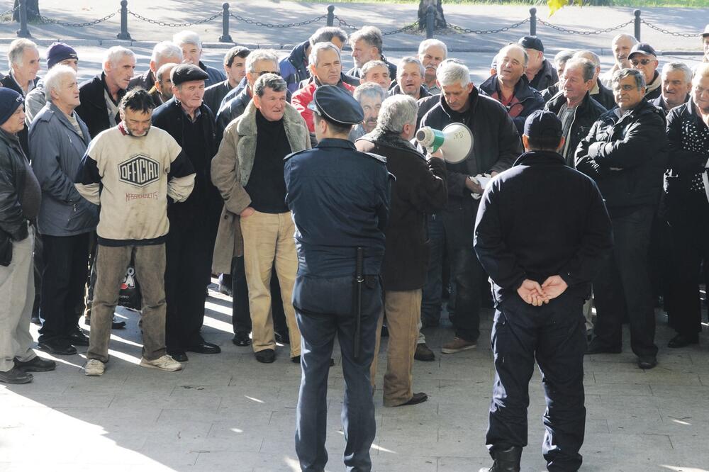 radnici Radoje Dakić, Foto: Boris Pejović