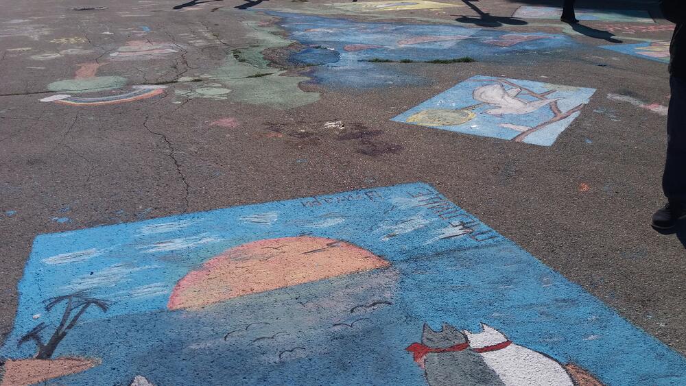 djeca slikaju na asfaltu